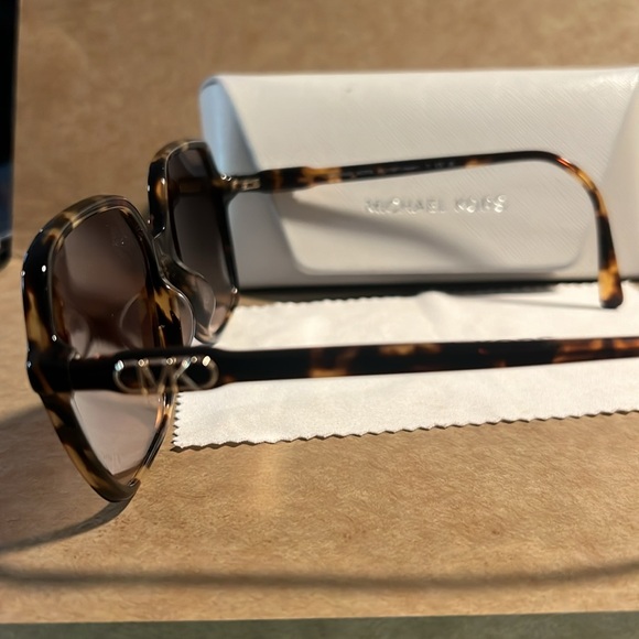 Mint condition- Michael Kors Square glasses - Picture 5 of 5